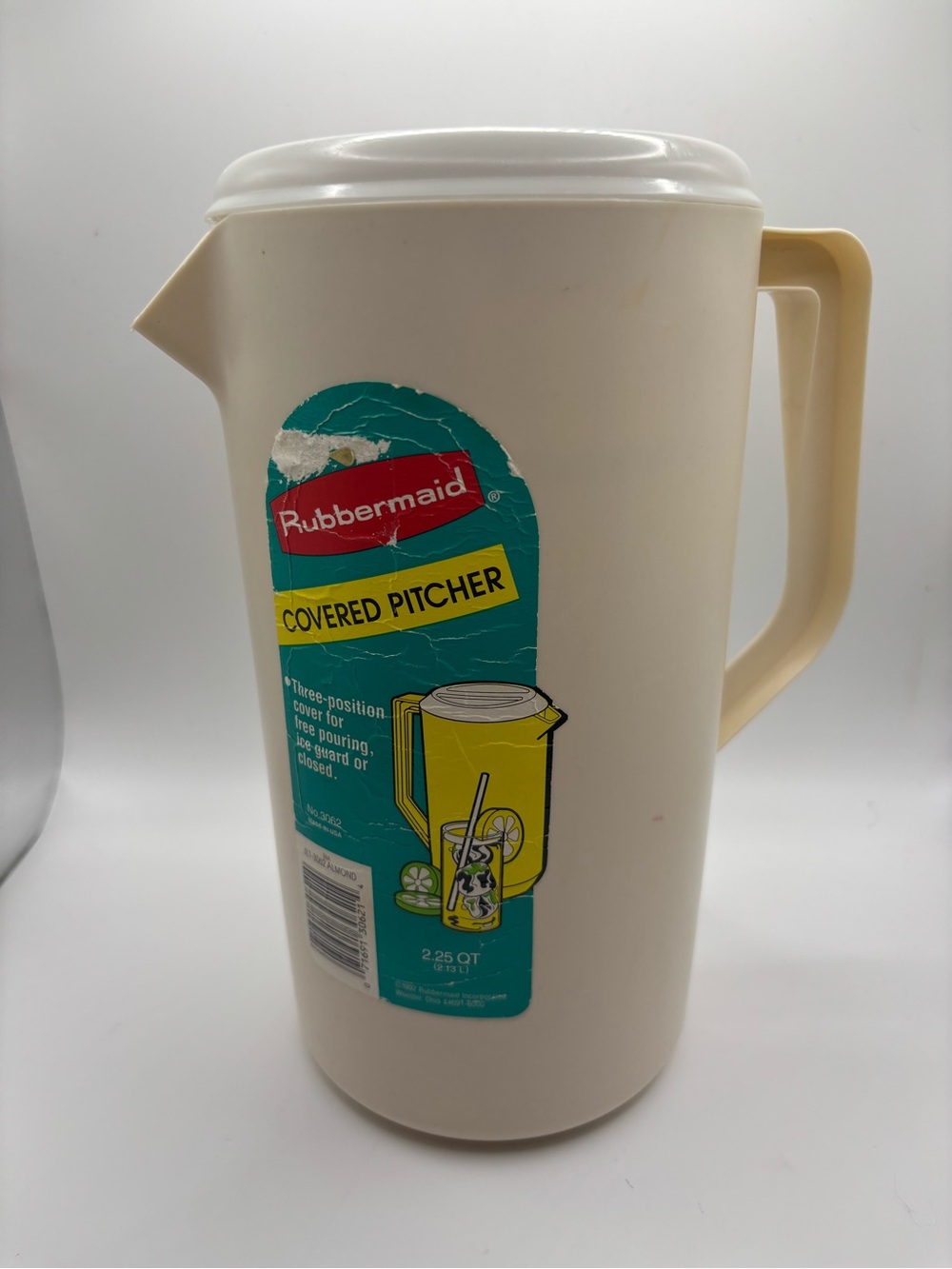 Vintage Medium Rubbermaid 2 1/4 Quarts Drink Juice Tea Pitcher Ivory Lid